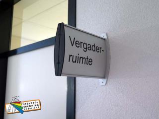 Muurhouder in licht gebogen vorm met uw tekst